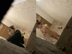 Quay lén con ghệ vú to tắm, khe lỗ lồn chảy nước ròng ròng